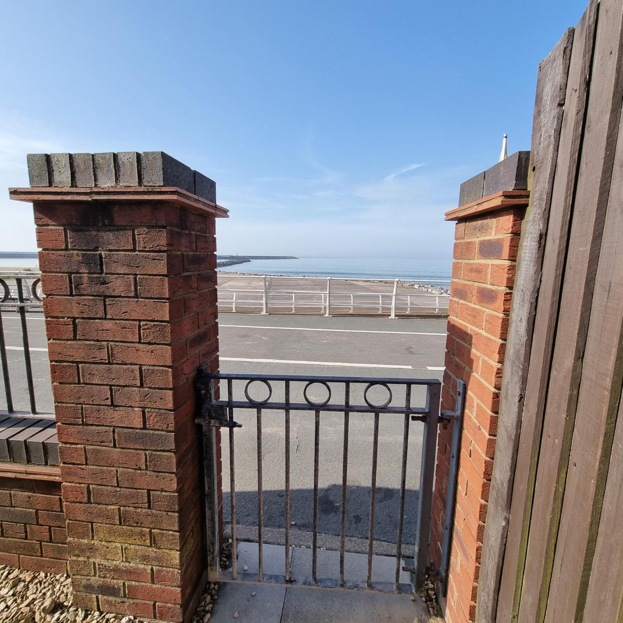Sea Escape The Tardiis Beachfront Location Aberavon Beach Sea Views Driveway Parking Port Talbot Kültér fotó